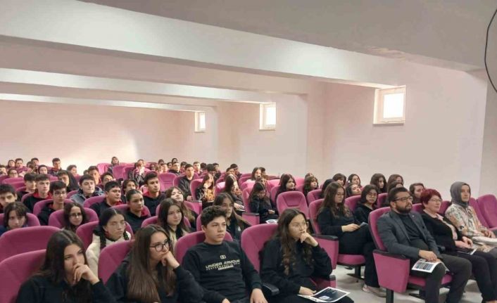 Gençler, ’Dijital Okuryazarlık ve Dezenformasyonla Mücadele’ konularında bilinçleniyor