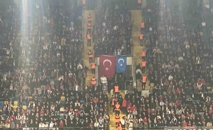 Gençlerbirliği taraftarları tribüne Doğu Türkistan bayrağı astı
