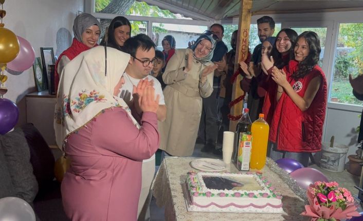 Gençlerden down sendromlu kardeşlere yürek ısıtan doğum günü sürprizi