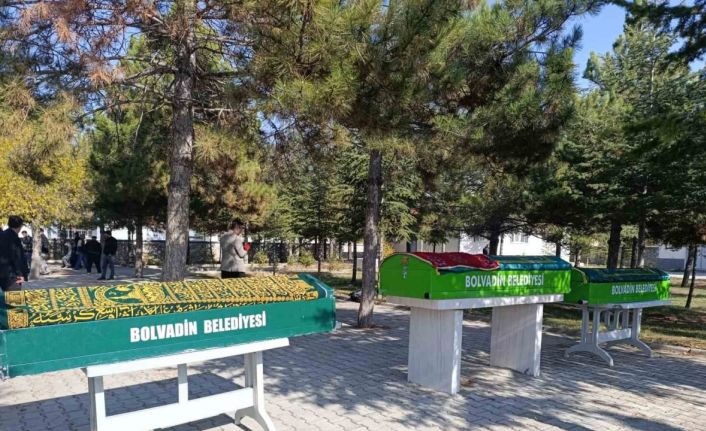 Gıda zehirlenmesinde hayatını kaybeden anne ve çocuklarına veda edilecek