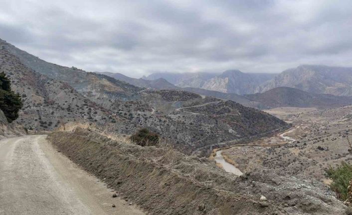 Göçük altında kalan işçiyi kurtarma çalışmaları sürüyor