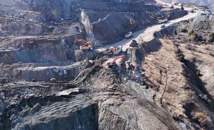 Göçük altında kalan şirket müdürünü kurtarma çalışmalarına ara verildi