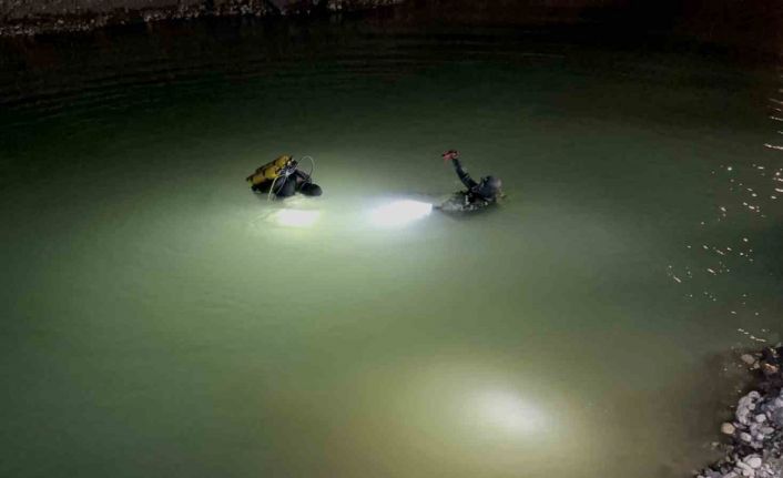 Gölete düşen kamyonet ekipleri harekete geçirdi