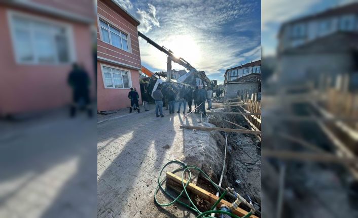 Gönen’de çalışma halindeki beton mikseri yan yattı
