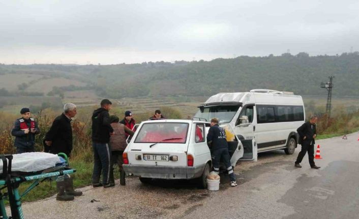 Gönen’de trafik kazasında sıkışan sürücü itfaiye ekiplerince kurtarıldı