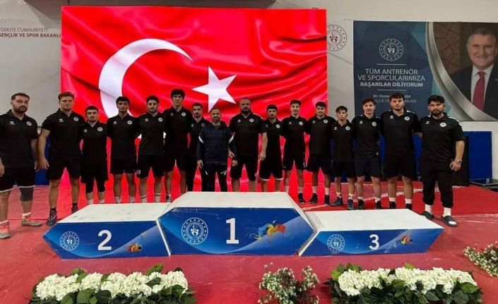 Grekoromen güreşte Erzincan ekibi yarı finale çıktı