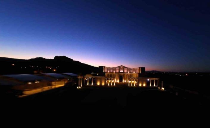 (Güncellendi) Paranın ilk basıldığı Sardes Antik Kenti artık gece de parlıyor