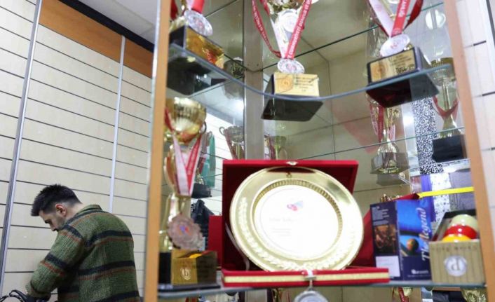 Gündüz terzi, akşam bilardo şampiyonu