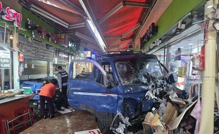 Güney Kore’de araç pazara daldı: 2 ölü, 18 yaralı