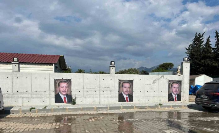 Güzelbahçe ilçe başkanı, Erdoğan sevgisini evinin duvarına taşıdı
