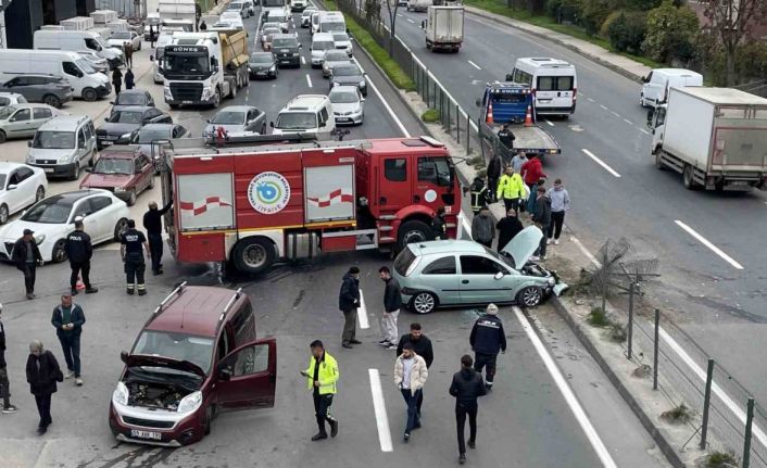 Hafif ticari araç ile otomobil çarpıştı: Yol trafiğe kapandı