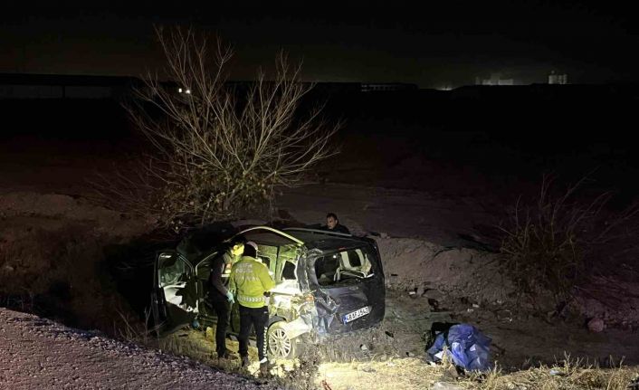 Hafif ticari araç şarampole devrildi: 1 ölü, 3 yaralı