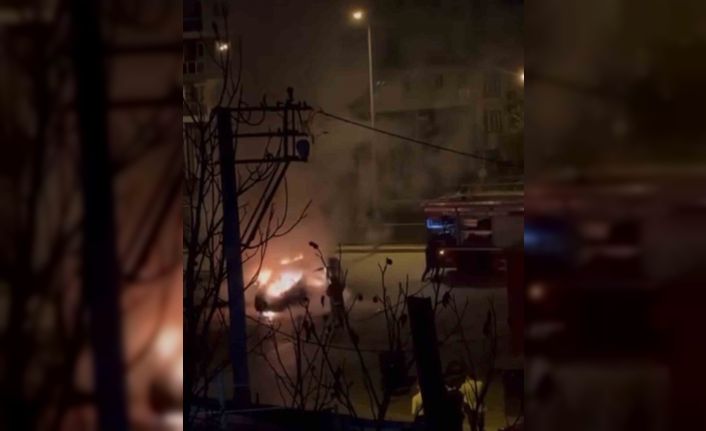 Hafif ticari araç yanarak kül oldu