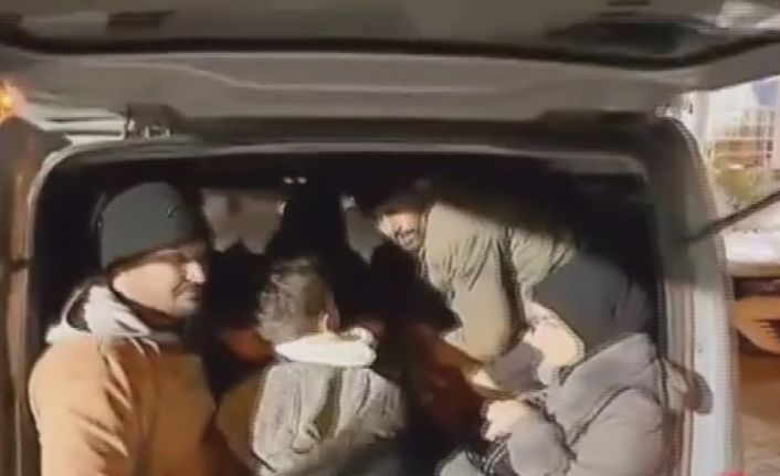 Hafif ticari araca tıka basa doldurulan  13 göçmen yakalandı