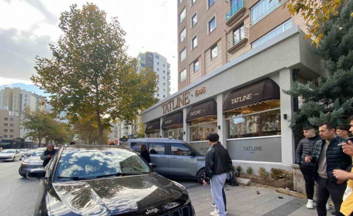 Hafif ticari araçla jeep çarpıştı