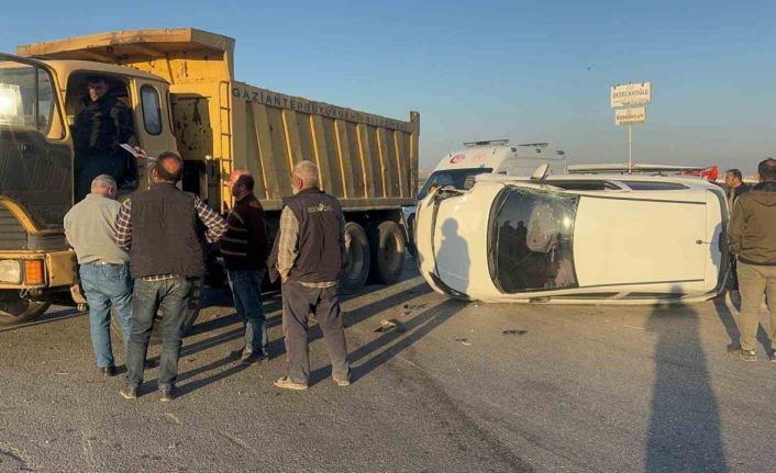 Hafriyat kamyonu ile çarpışan otomobil yan yattı: 1 yaralı