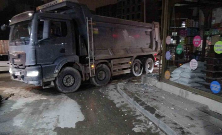 Hafriyat kamyonunun patlayan lastiği iş yerinin camlarını kırdı