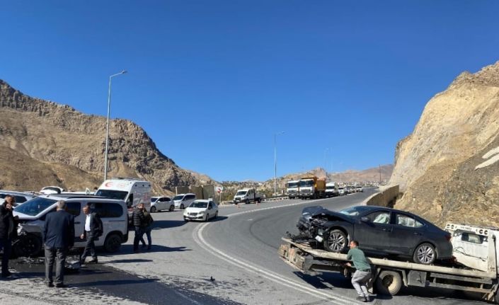 Hakkari-Van karayolunda trafik kazası: 3 yaralı