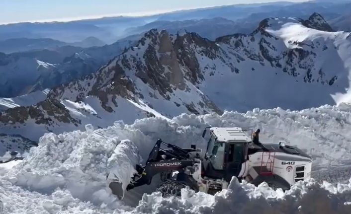 Hakkari’de karla mücadele çalışmaları aralıksız sürüyor