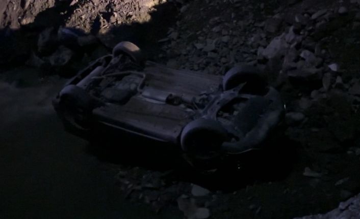 Hakkari’de otomobil dereye uçtu: 2 yaralı