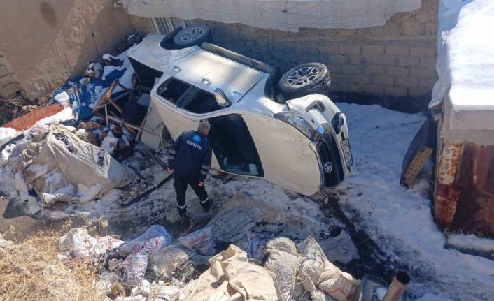 Hakkari’de VEDAŞ personelini taşıyan kamyonet şarampole yuvarlandı