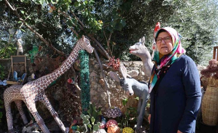Halk eğitimden emekli oldu atıkları evinde sanata dönüştürdü