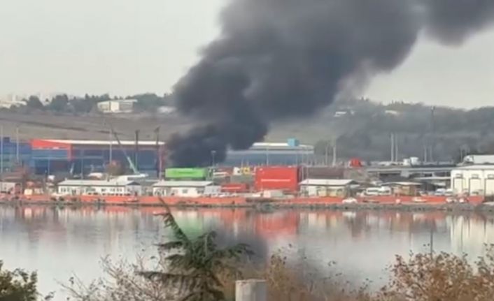 Halkalı Gümrüğü’nde konteyner alev alev yandı