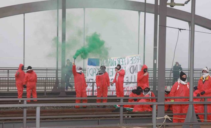 Hamburg limanını kapatan göstericiler, İsrail’e silah ihracatının durdurulması çağrısı yaptı
