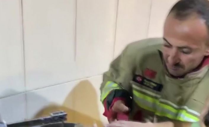 Hamur karıştırma makinesine elini sıkıştıran çocuğu itfaiye kurtardı