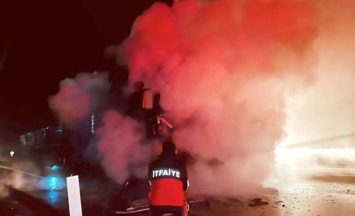 Hareket halindeki tır alev topuna döndü