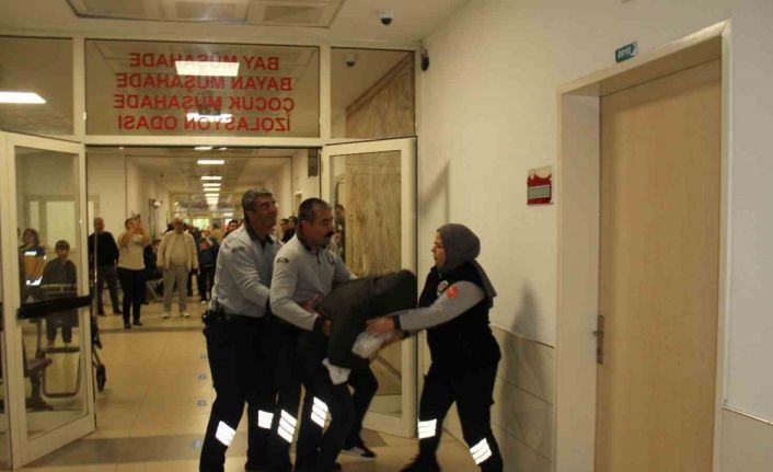 Hastane acilindeki tatbikat gerçeğini aratmadı: Hasta ve yakınları usta oyunculara taş çıkardı