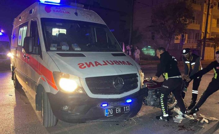 Hastaneye yaralı taşıyan ambulans motosikletle çarpıştı: 1 yaralı