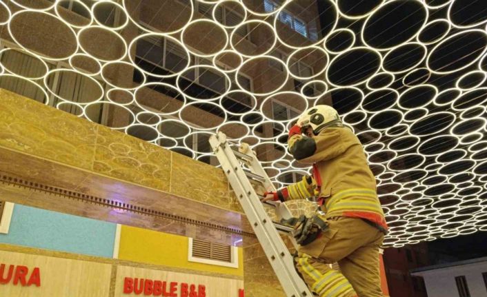 Hatay’da duvar boşluğuna sıkışan kedi itfaiye ekiplerince kurtarıldı