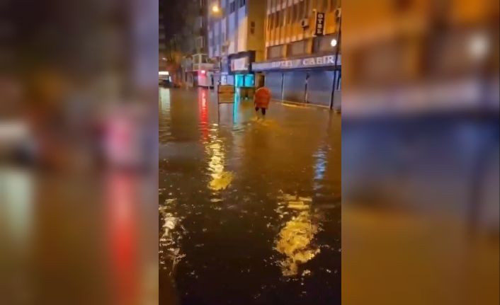 Hatay’da sağanak yağış caddeleri göle çevirdi
