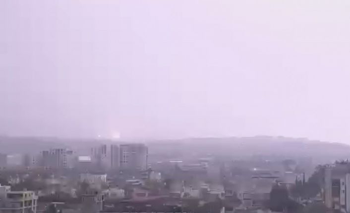 Hatay’da yıldırımın düşme anı kameraya yansıdı