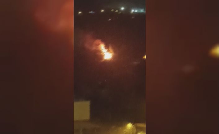 Hatay’da yıldırımın düştüğü ağaçlık alanda yangın çıktı