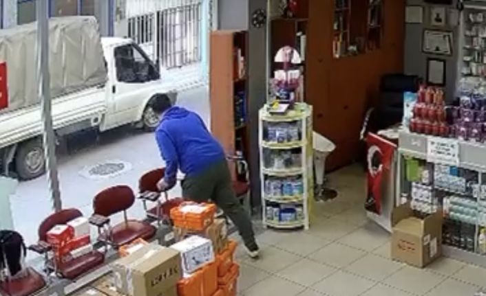 Hava almak için dışarı çıkan eczacının üzerine atladı: "Çıplak sandım"