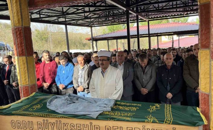 Hayatını kaybeden 6’ncı sınıf öğrencisi toprağa verildi: Ağabeyi de 6 yaşında kalp krizinden vefat etmiş