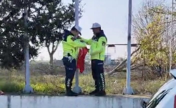 Hayrabolu Jandarması’nın bayrak hassasiyeti duygulandırdı