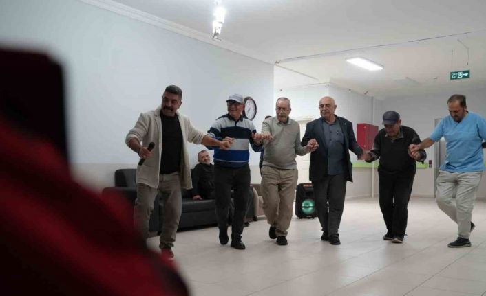 Hem kaynaştılar hem eğlendiler: Huzurevi sakinleri Bayburt’ta keyifli bir gün geçirdi