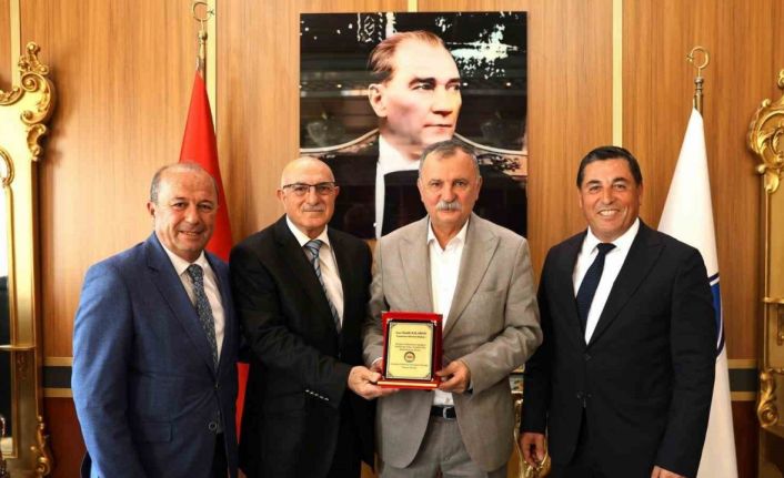 Hemşehri Derneklerinden Başkan Balaban’a anlamlı plaket
