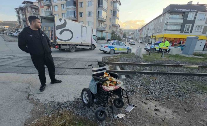 Hemzemin geçitte akülü aracı devrilen engelli vatandaş yaralandı