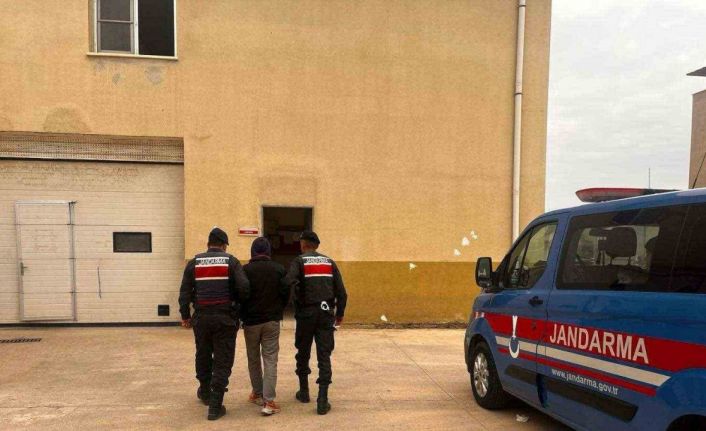 Hırsızlık suçundan 25 yıl kesinleşmiş cezayla aranan şahsı jandarma yakaladı