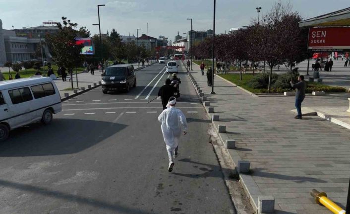 Hızlı giden motosikleti kazalara dikkat çekmek için kovaladılar