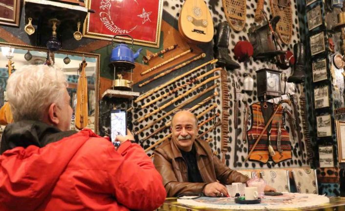 Hurdacıdan aldığı bir demlikle başladı, işletmesini antikalarla doldurdu