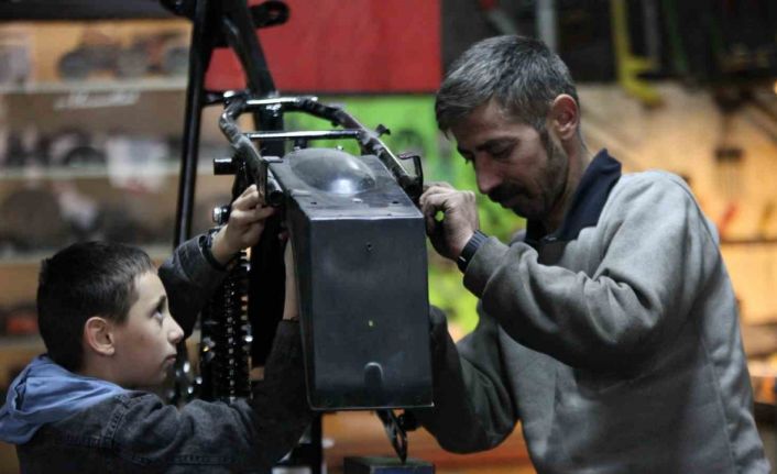 Hurdaya dönen Jawa motosikletler atölyede yeniden gün yüzüne çıkıyor