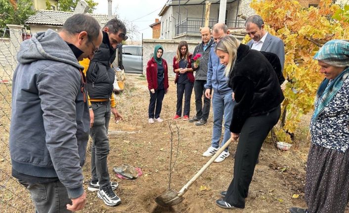 Hüyük’te evde sağlık hizmetinden yararlanan yaşlı hastalar adına fidan dikildi