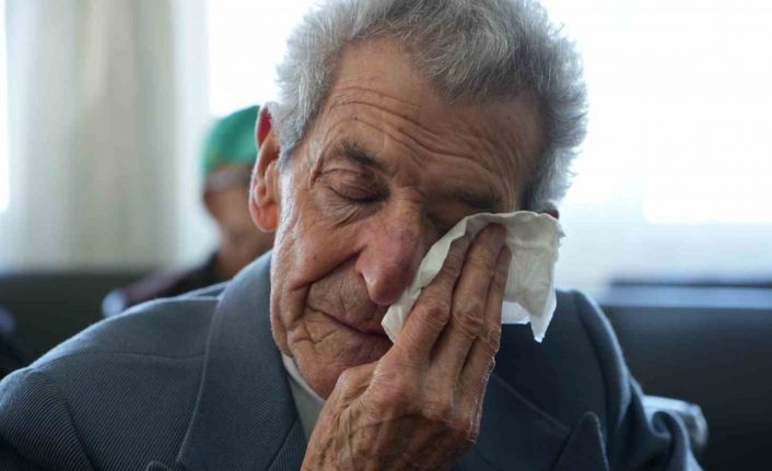 Huzurevinde öğrencilerden emekli öğretmenlere gönülleri ısıtan sürpriz: Gözyaşları sel oldu