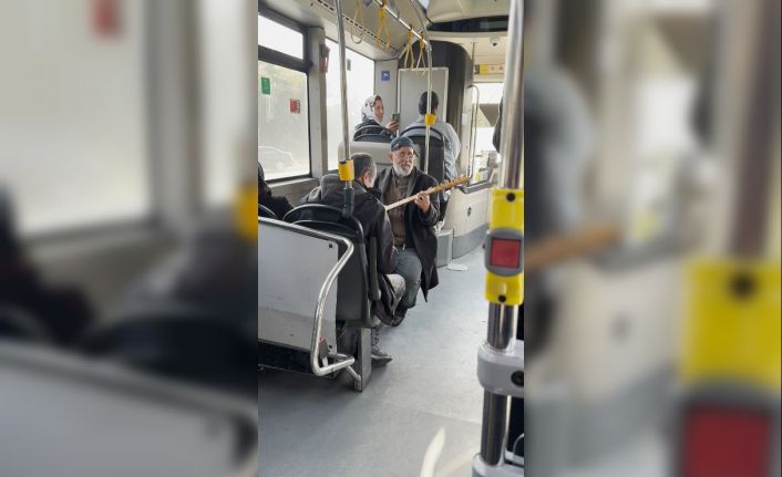 İETT otobüsünde türkü molası: Yolcular hem şaşırdı hem keyif aldı