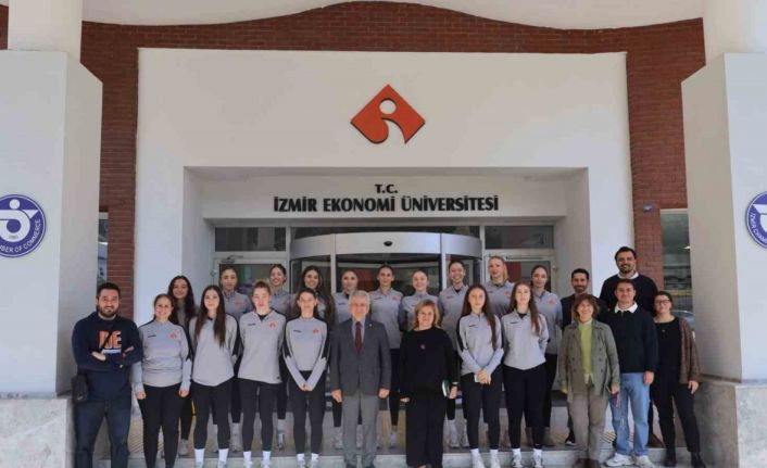 İEÜ, set vermeden şampiyon oldu